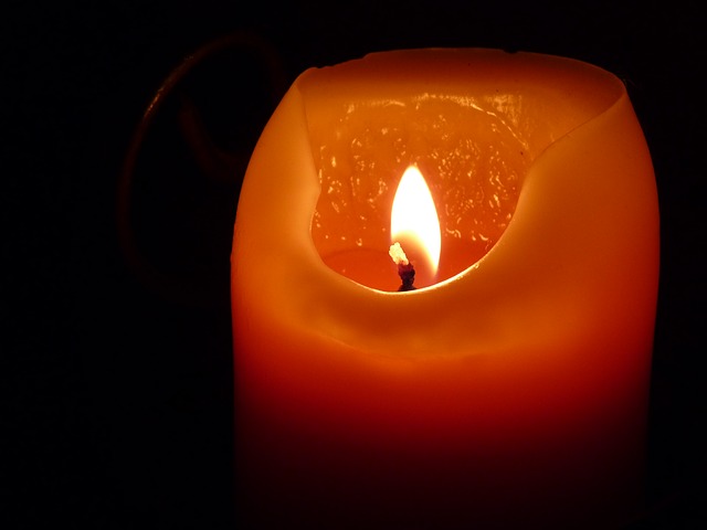 eine brennende Kerze