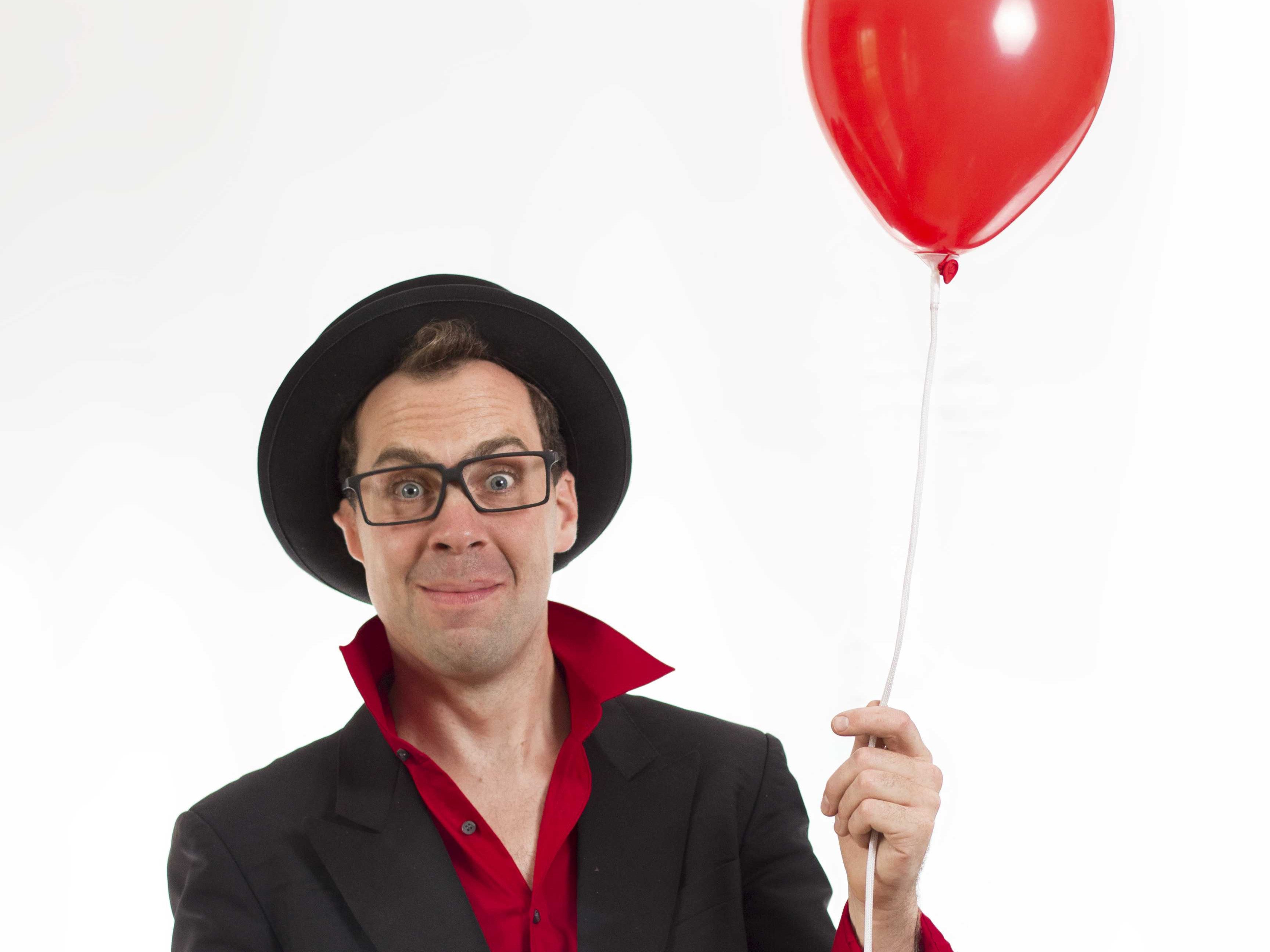 Zauberer ZaPPaloTT bei seiner Kinderzauberei mit Ballons