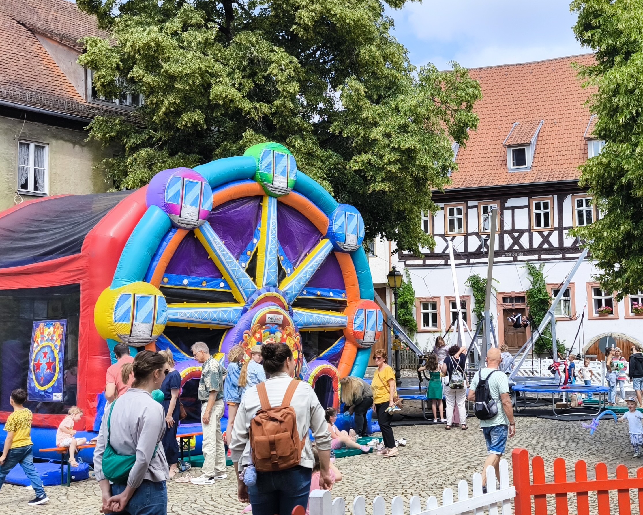 Hüpfburg für Kinder beim Stadtfest