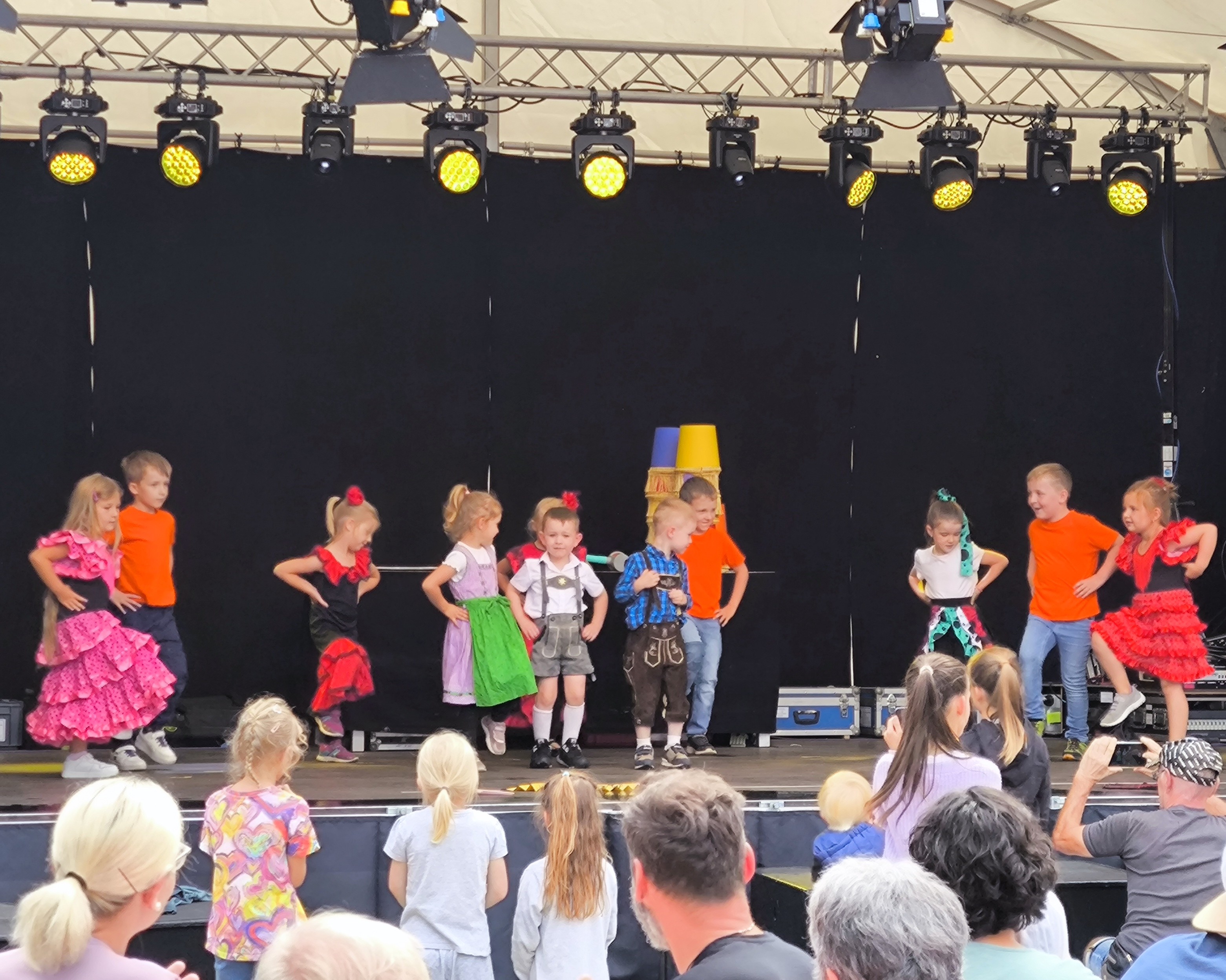 Kinder eines Kindergartens beim Auftritt auf der Bühne