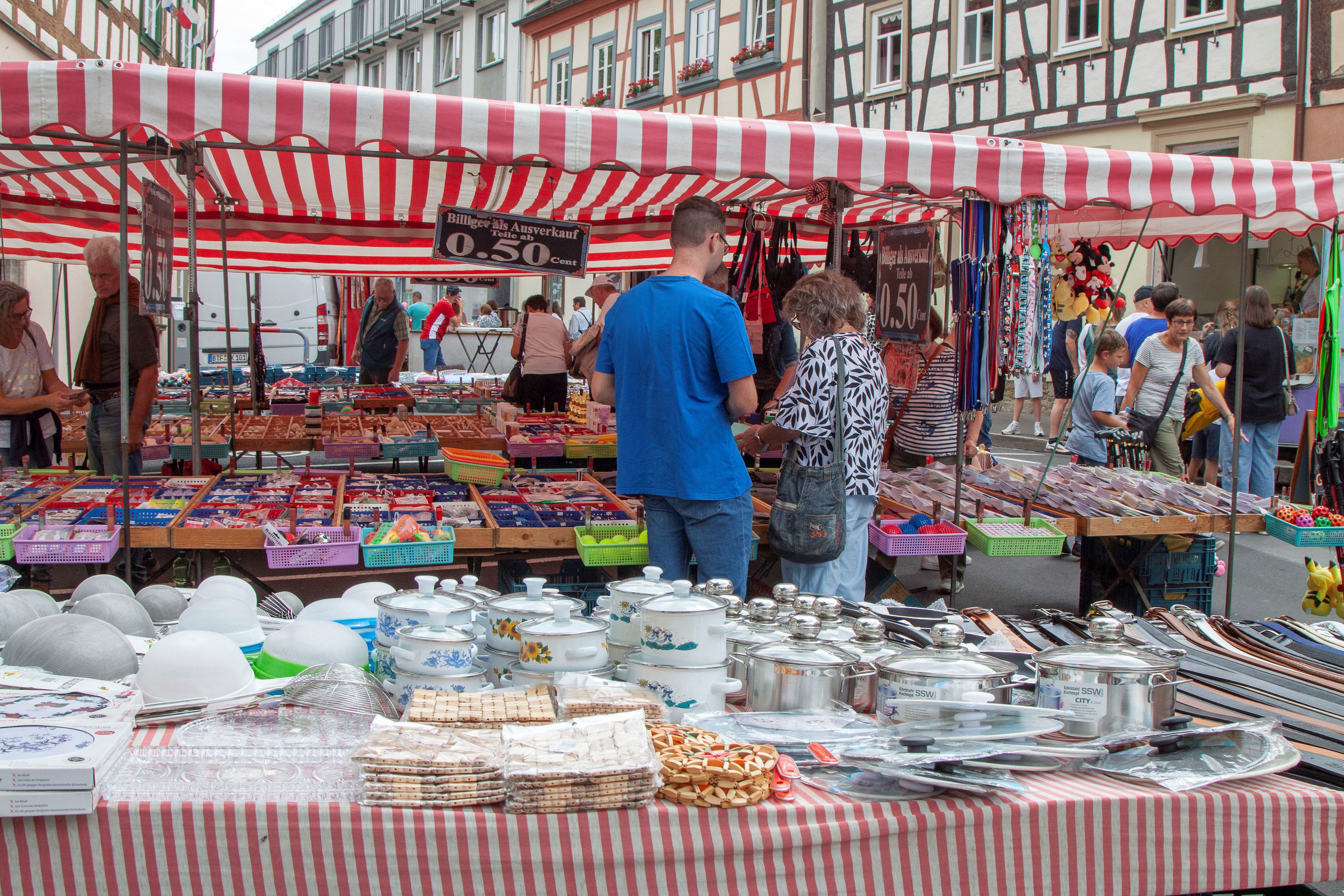Kapitelsmarkt rund ums Rathaus Münnerstadt mit bunten Verkaufsständen